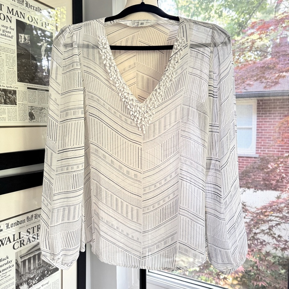 Banana Republic White Silk Blouse Navy Pattern Beaded V-Neck Size Medium - Picture 15 of 15